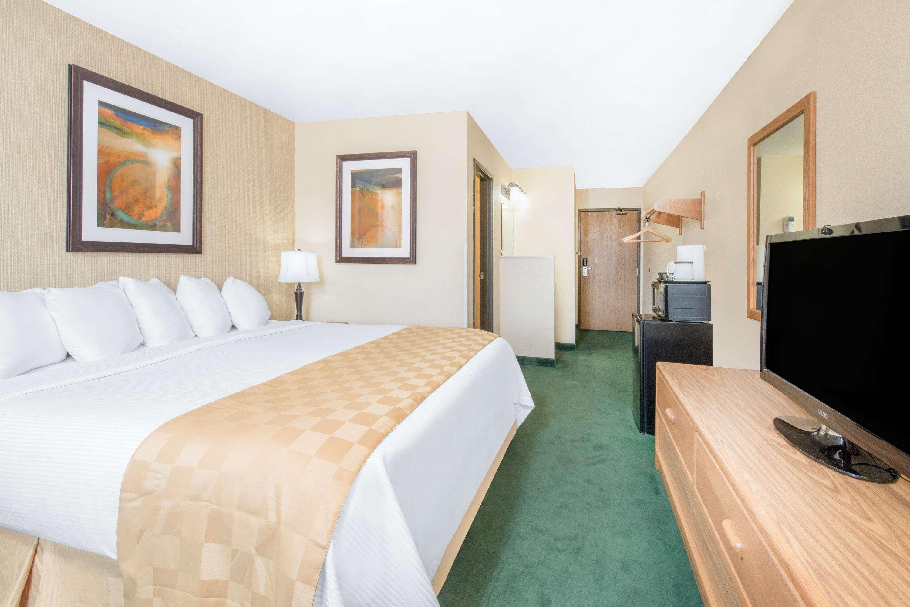 Days Inn & Suites By Wyndham Fargo 19Th Ave/Airport Dome Εξωτερικό φωτογραφία